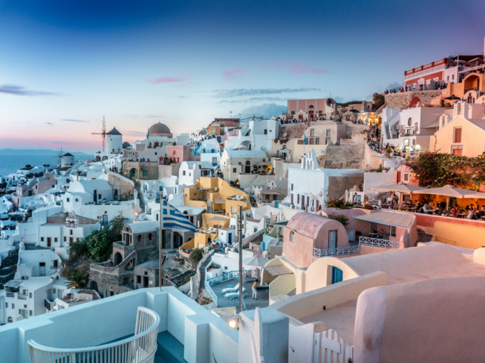 Blu-Restaurant-Debuts-in-Santorini